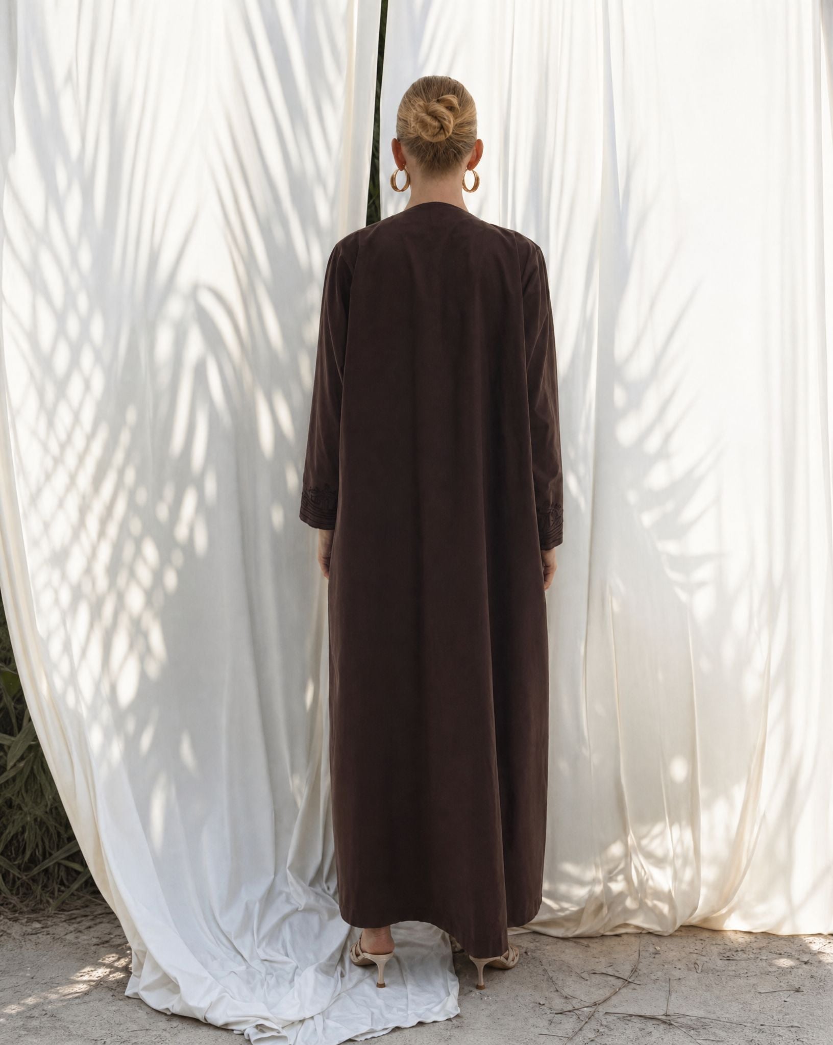 KAIA ABAYA - PRIVILEGE OFFICIAL - MIRA Y MANO
