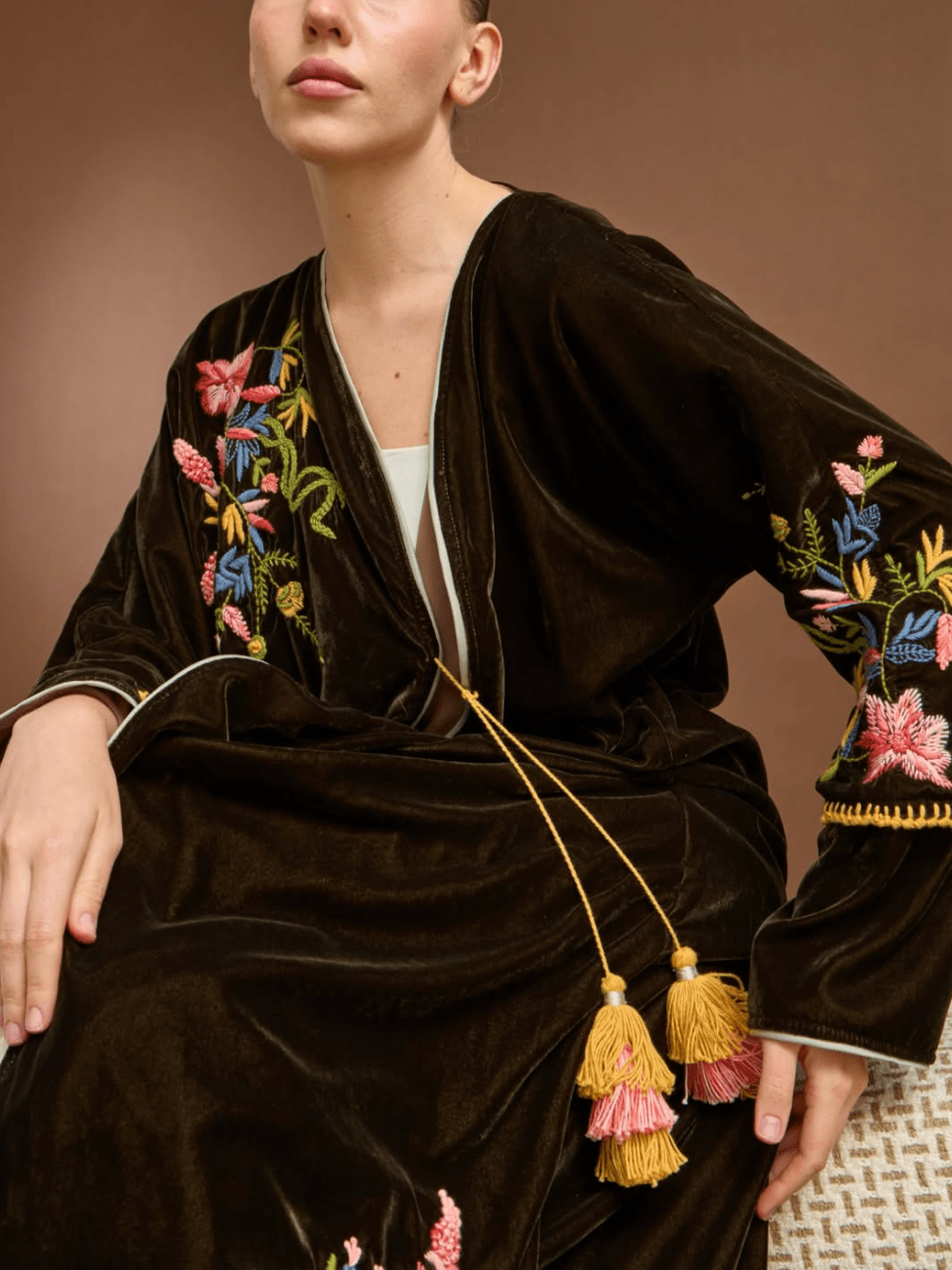 NOUSSA - BR ABAYA - PRIVILEGE OFFICIAL - MIRA Y MANO