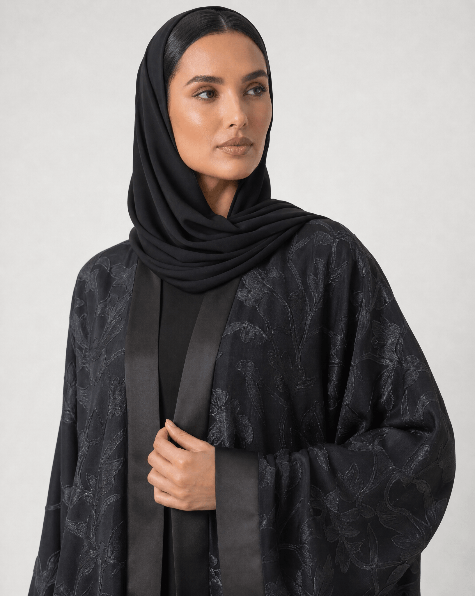MQE10 ABAYA - QATARIA ABAYA - MIRA Y MANO