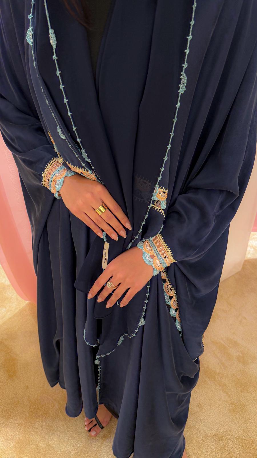 MQR09 ABAYA - QATARIA ABAYA - MIRA Y MANO