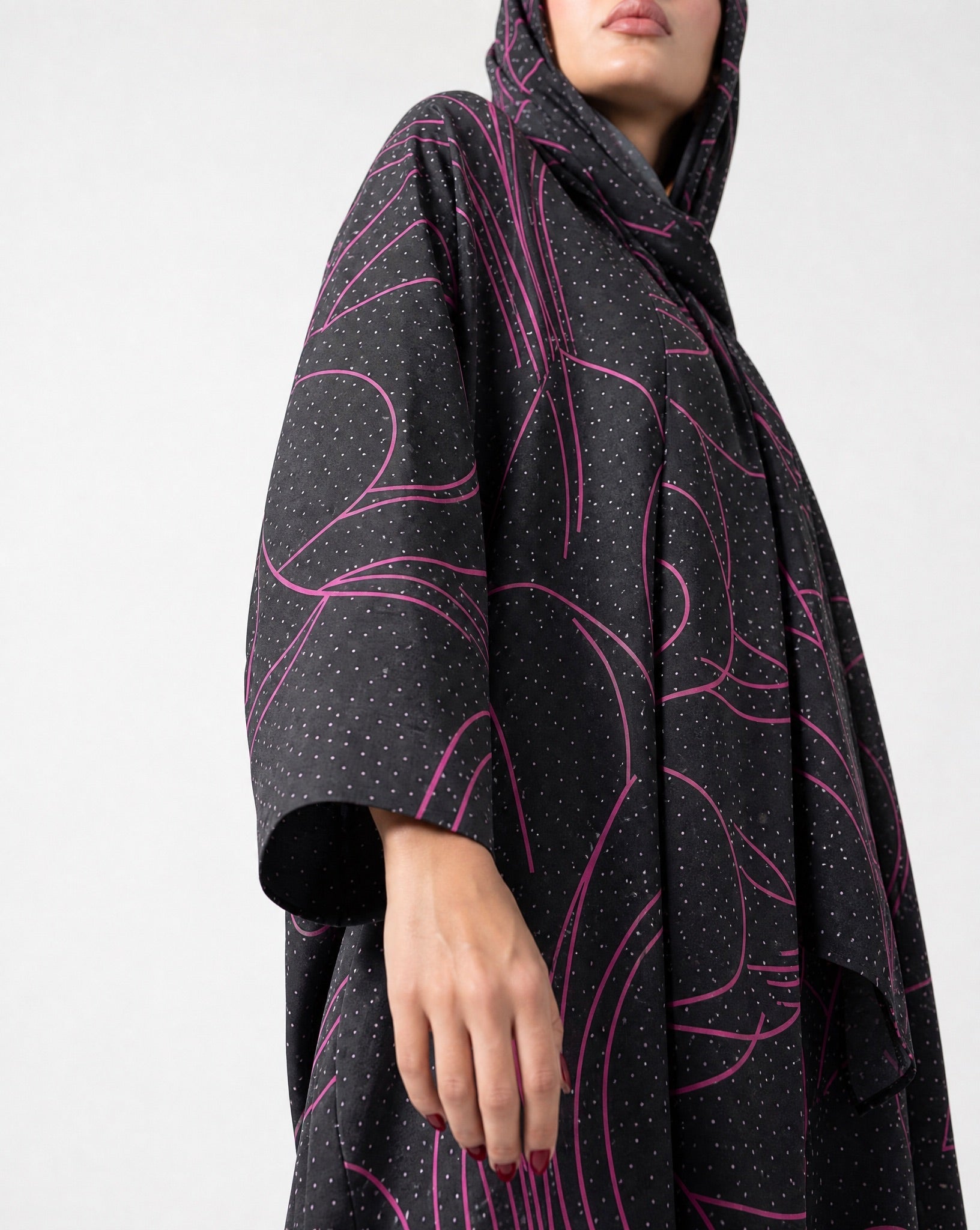 QA03 ABAYA - QATARIA ABAYA - MIRA Y MANO
