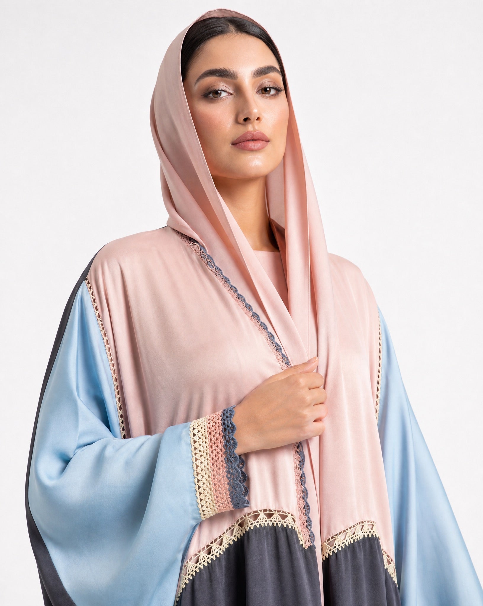 QA13 ABAYA - QATARIA ABAYA - MIRA Y MANO