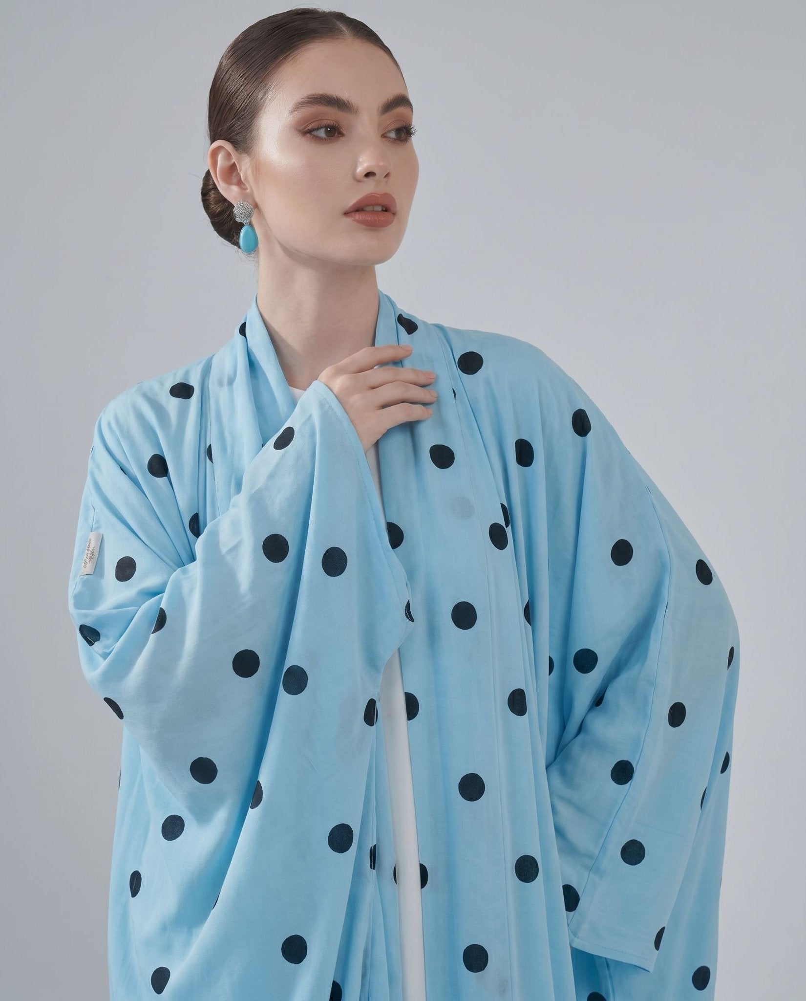 RB 0101 ABAYA - RASHA BILAL - MIRA Y MANO