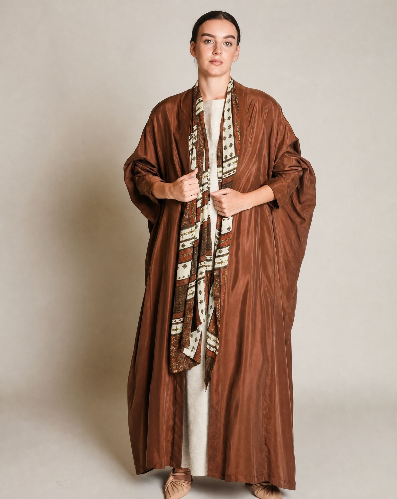 SS26R01-BR ABAYA - RIBBON - MIRA Y MANO
