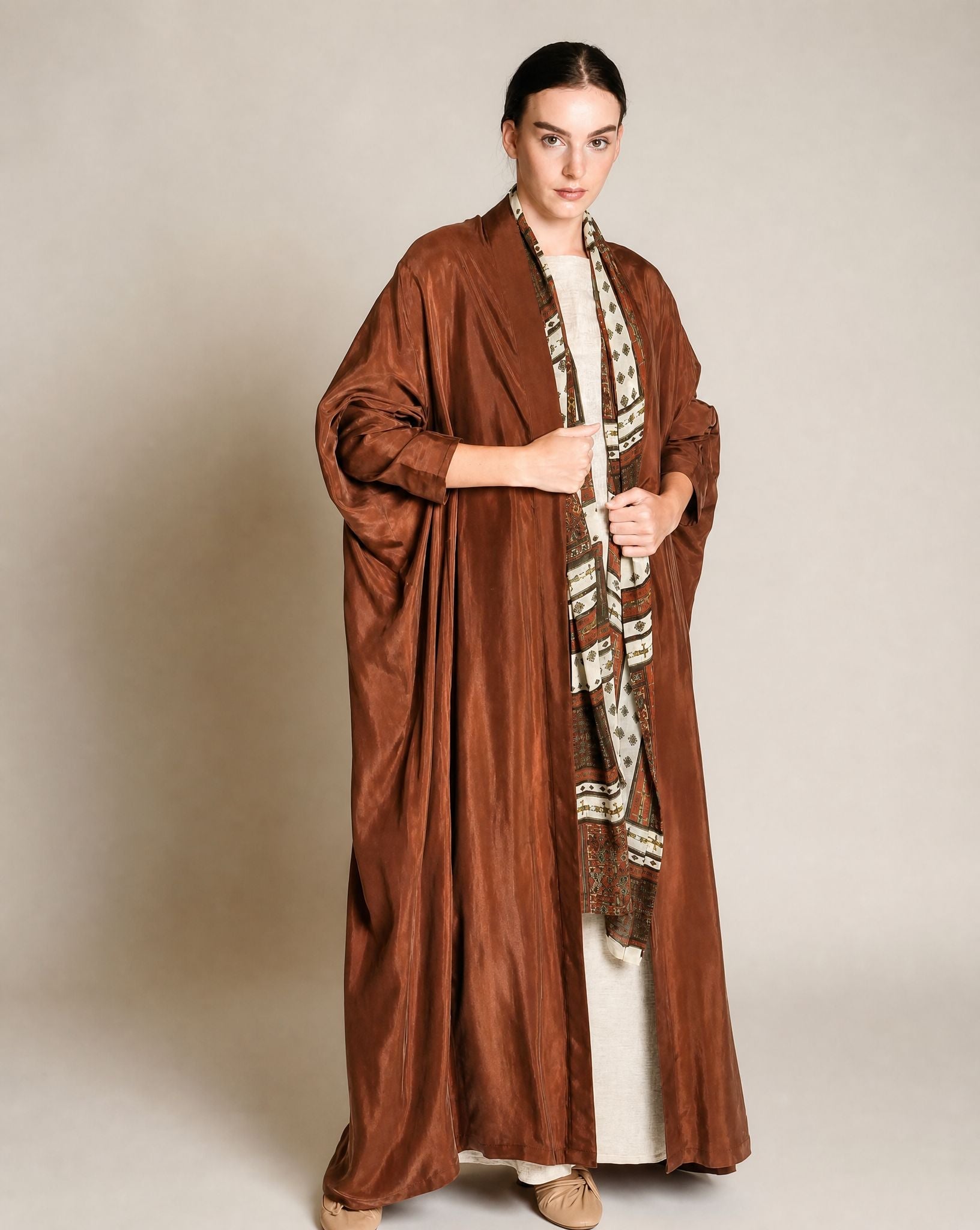 SS26R01-BR ABAYA - RIBBON - MIRA Y MANO