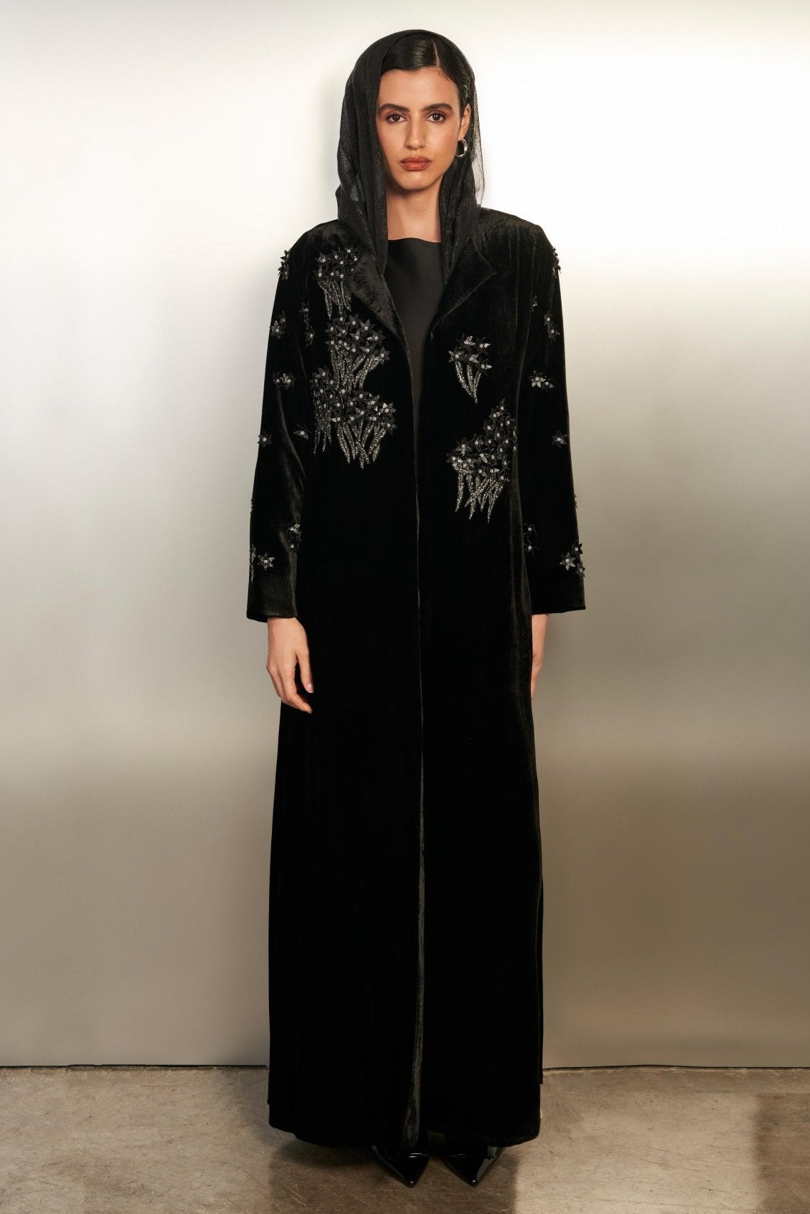 SA034 ABAYA - SAI - MIRA Y MANO