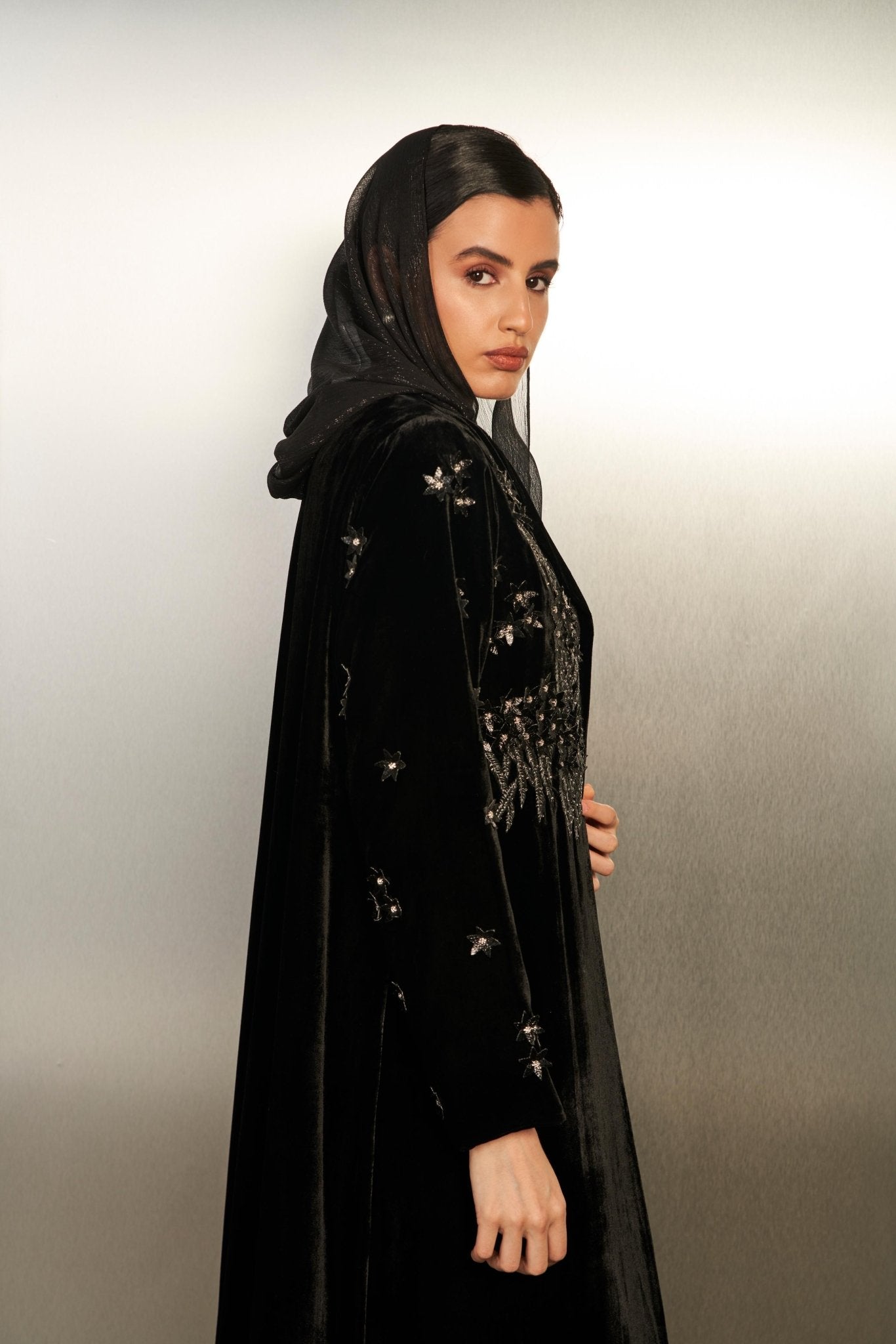 SA034 ABAYA - SAI - MIRA Y MANO