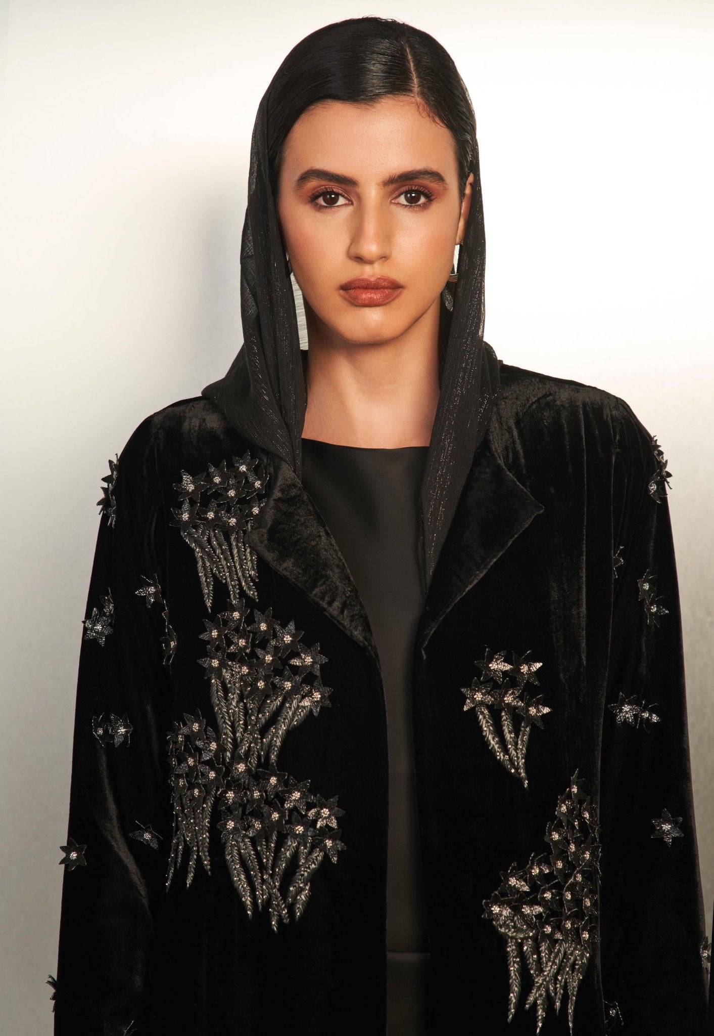 SA034 ABAYA - SAI - MIRA Y MANO