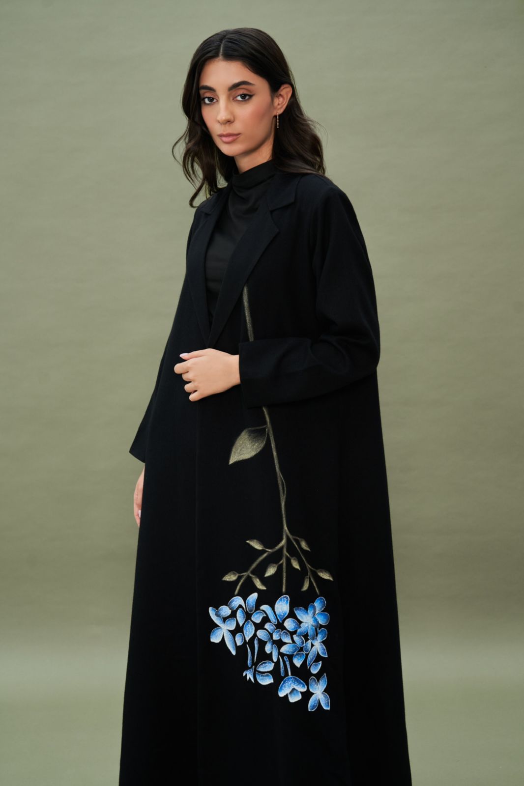 SA07 ABAYA - SAI - MIRA Y MANO