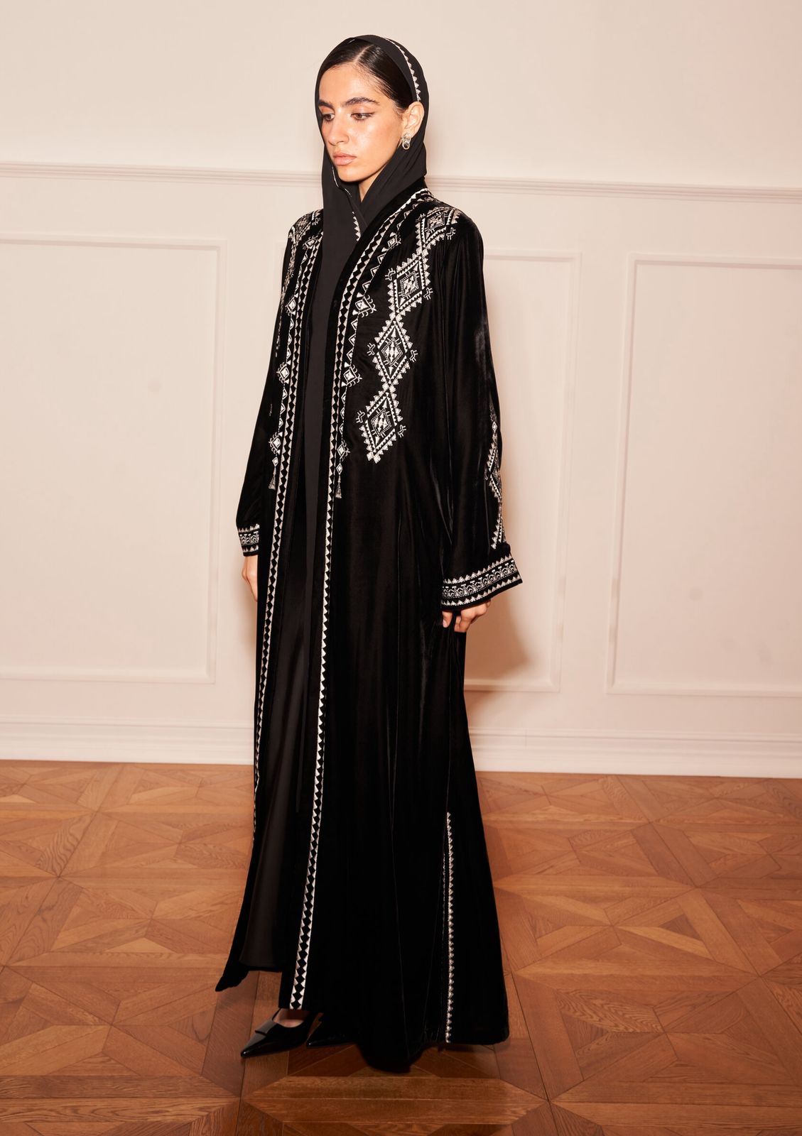 SAI 136 ABAYA - SAI - MIRA Y MANO