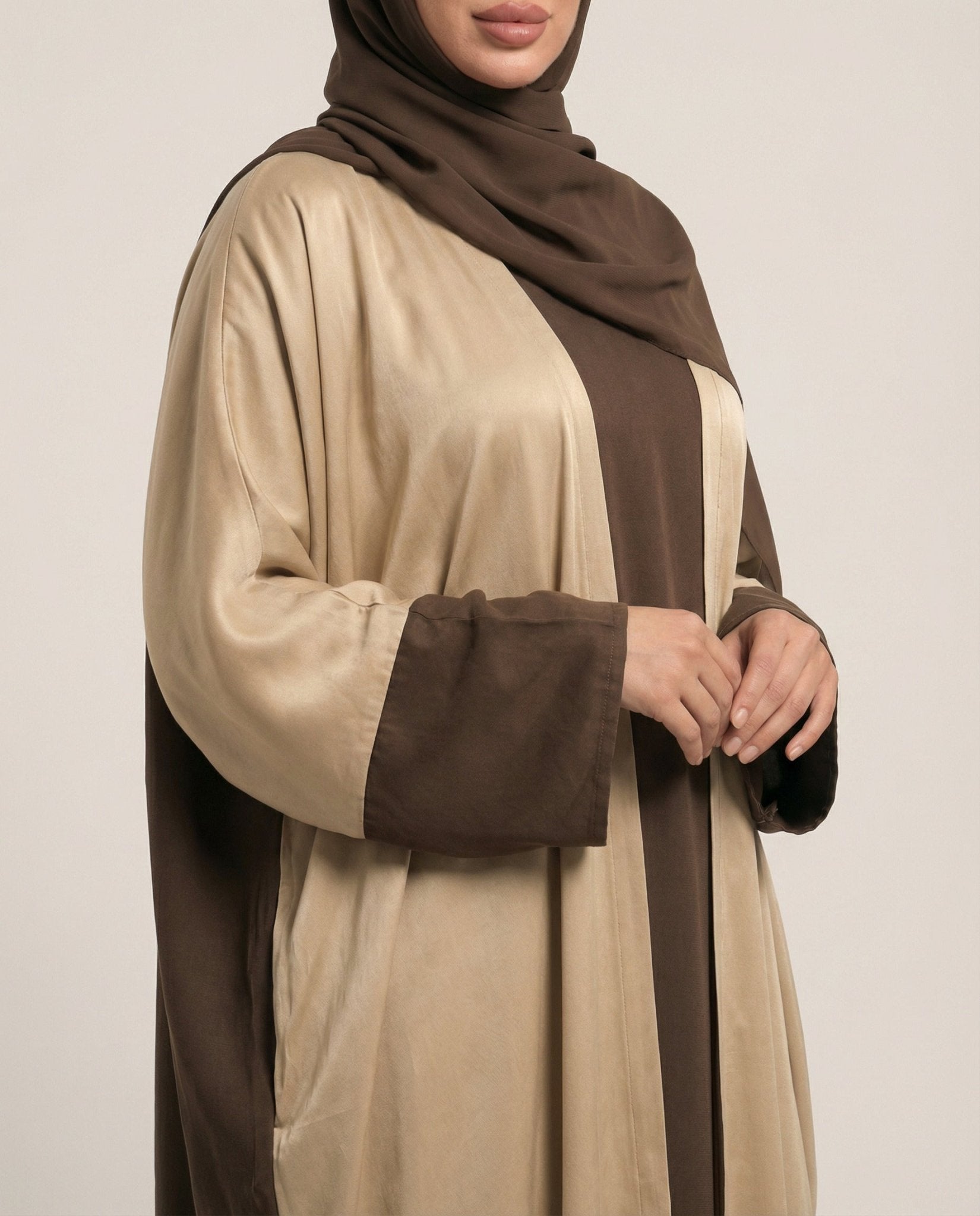 SISOAWS - BE ABAYA - SARA INTABI - MIRA Y MANO