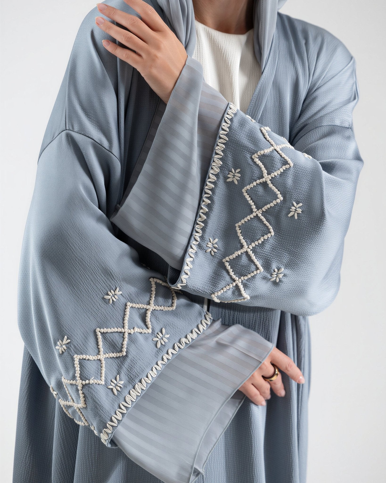 SS26STIT750 ABAYA - STITCH LABEL - MIRA Y MANO