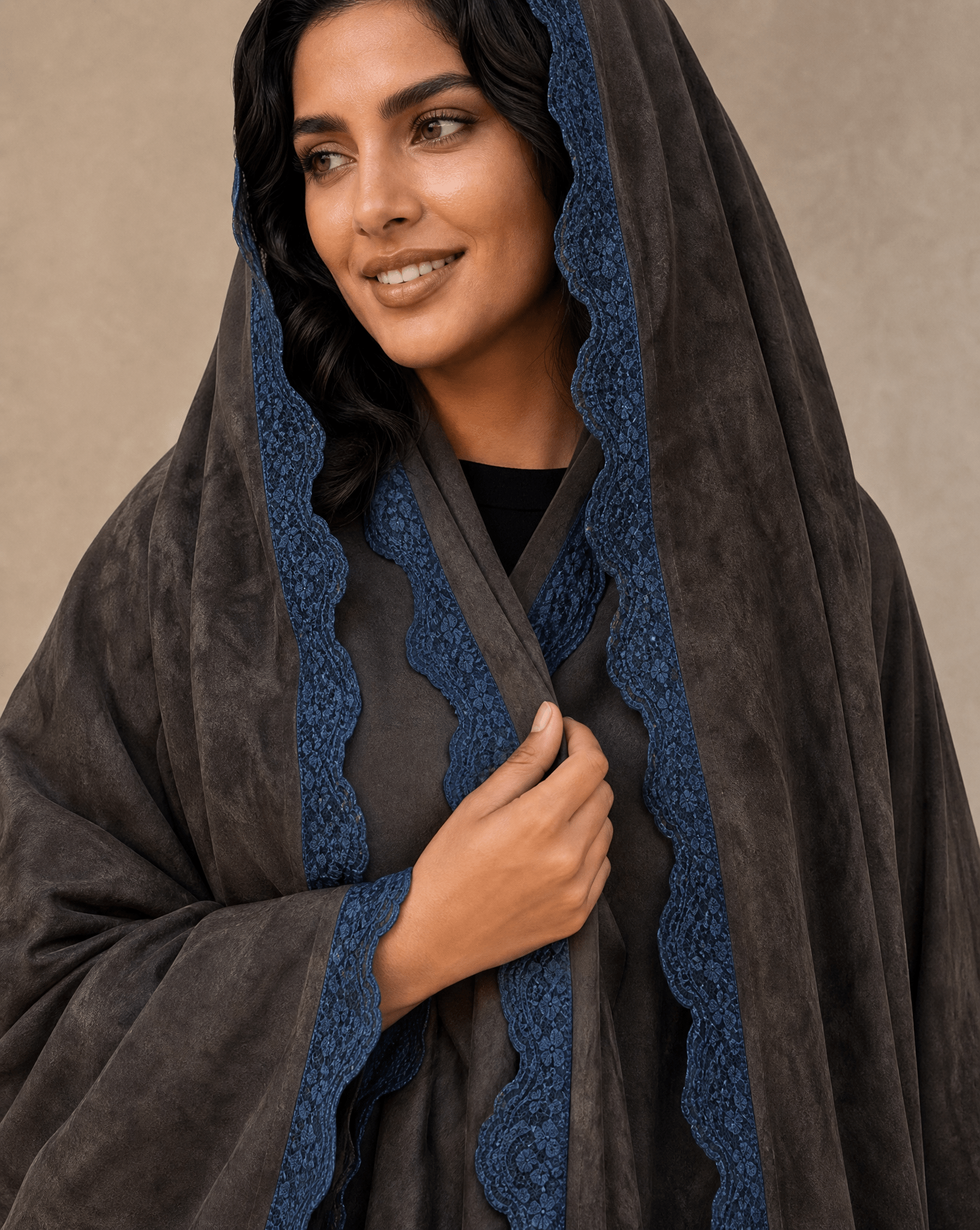 580SU - DG ABAYA - SUZAN MAZAFFAR - MIRA Y MANO