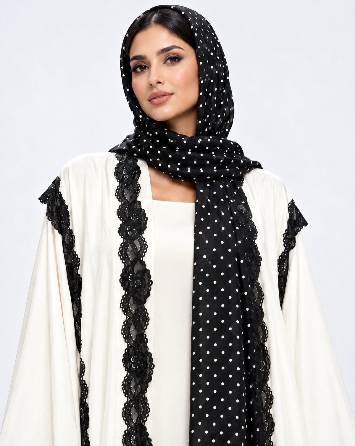 560SU-WH ABAYA - SUZAN MUZAFFAR - MIRA Y MANO