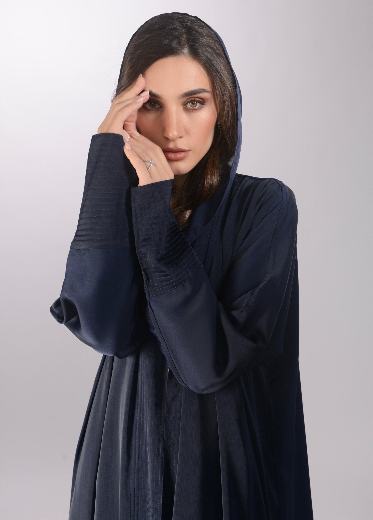 TH1431 ABAYA - THAA KSA - MIRA Y MANO