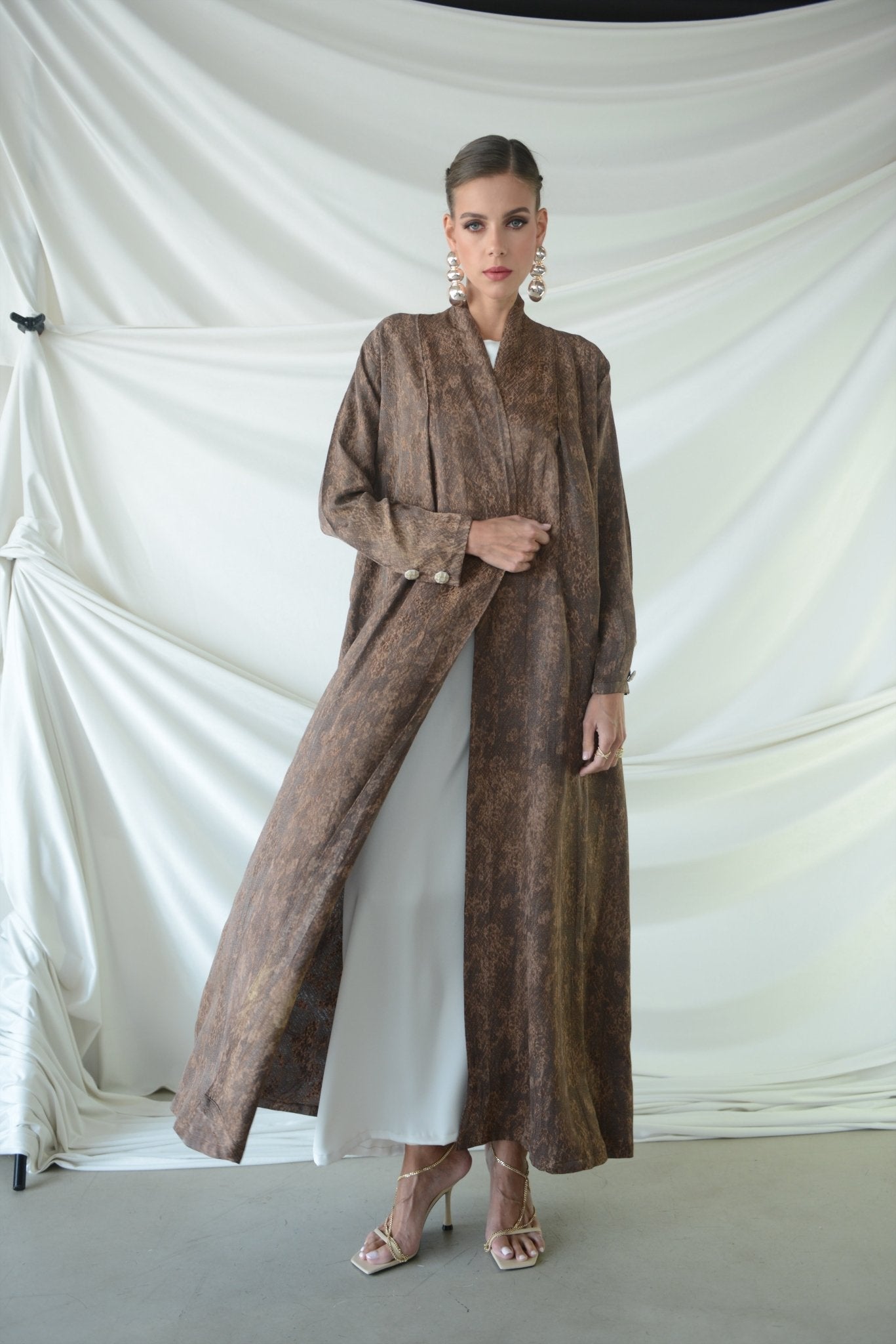 TH1643 ABAYA - THAA KSA - MIRA Y MANO