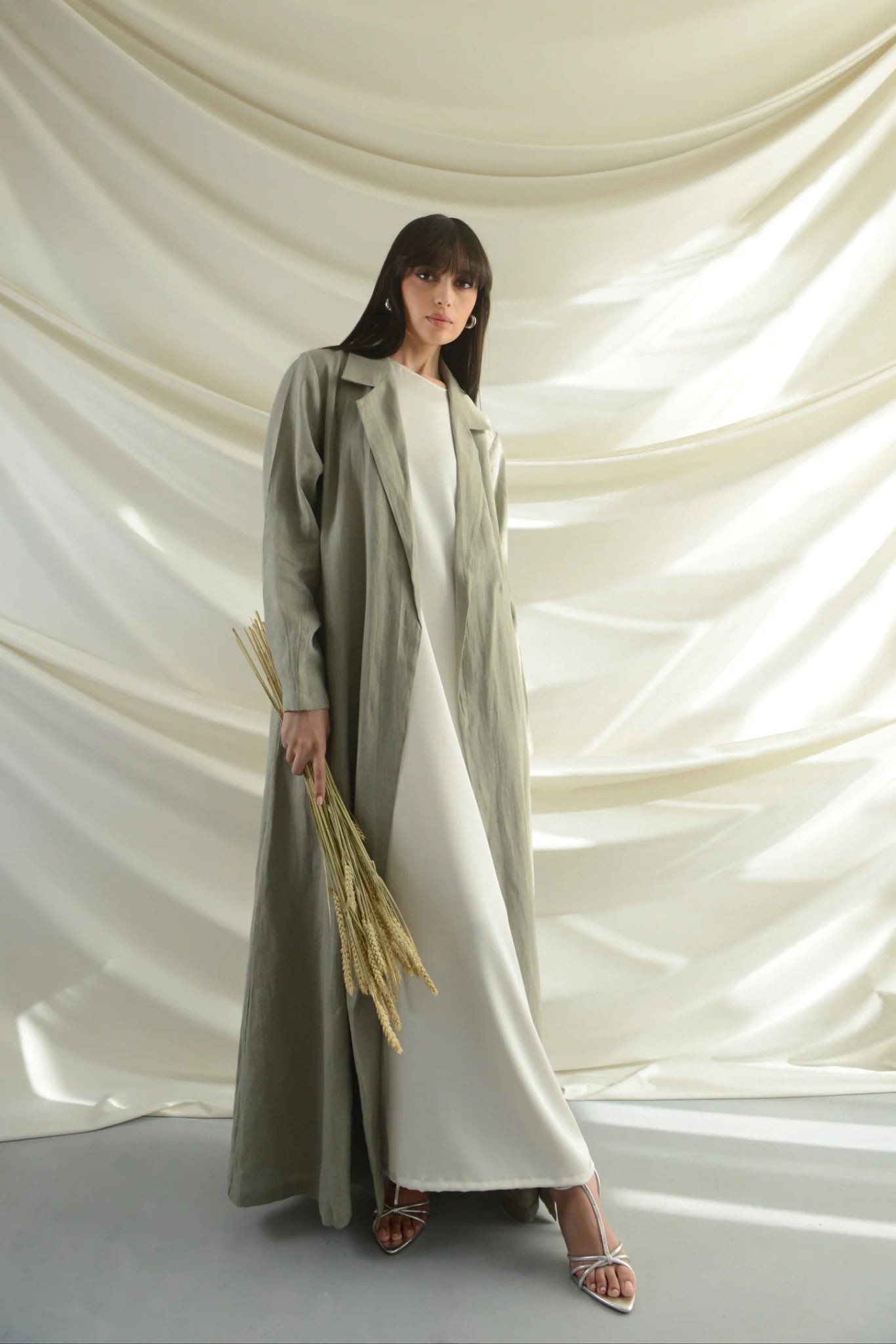 TH1671 ABAYA - THAA KSA - MIRA Y MANO