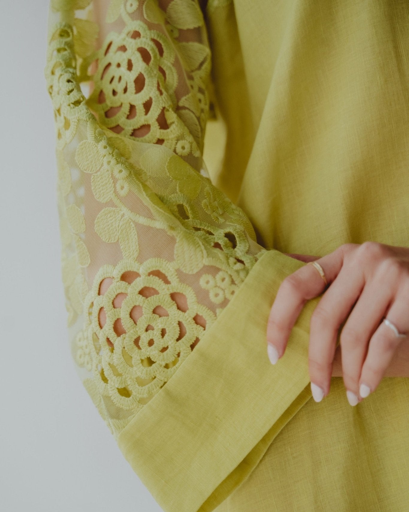 BT6586 - N JALABIAH - THE DRESSING ROOM - MIRA Y MANO