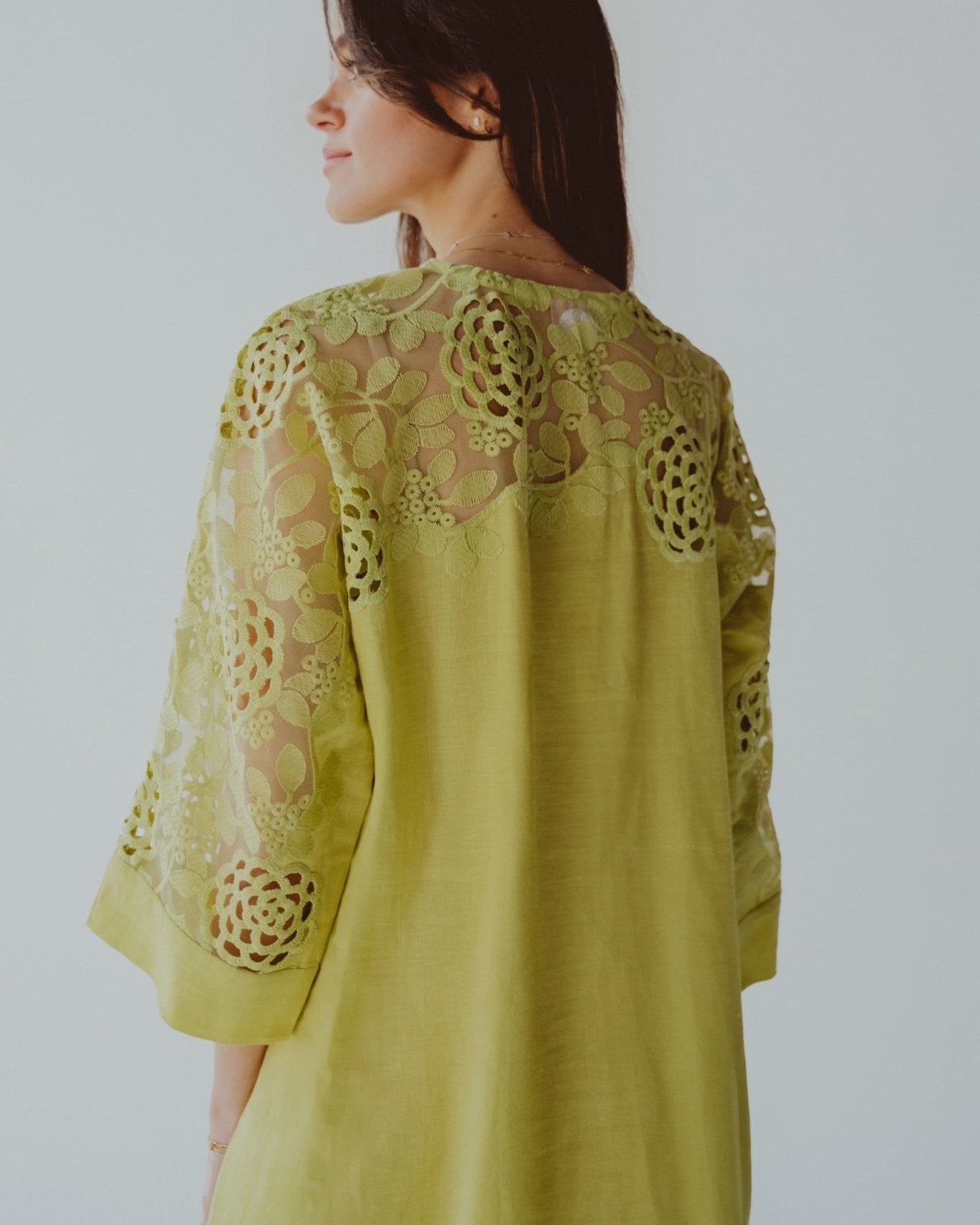 BT6586 - N JALABIAH - THE DRESSING ROOM - MIRA Y MANO
