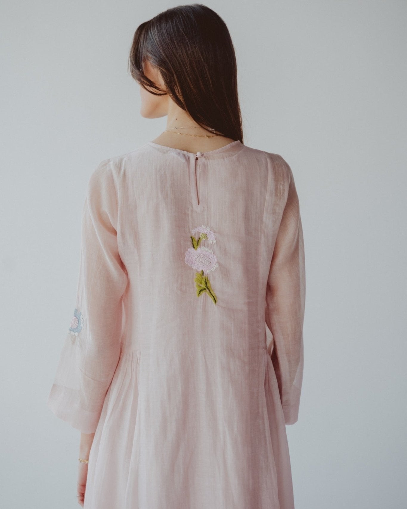 BT6588 - B JALABIAH - THE DRESSING ROOM - MIRA Y MANO