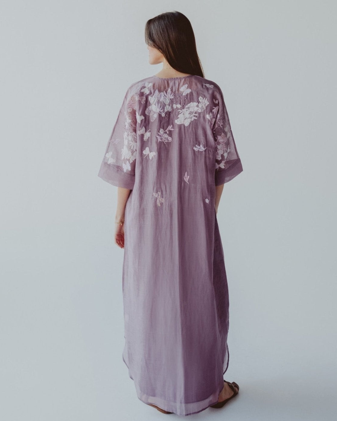 BT6590 - V JALABIAH - THE DRESSING ROOM - MIRA Y MANO
