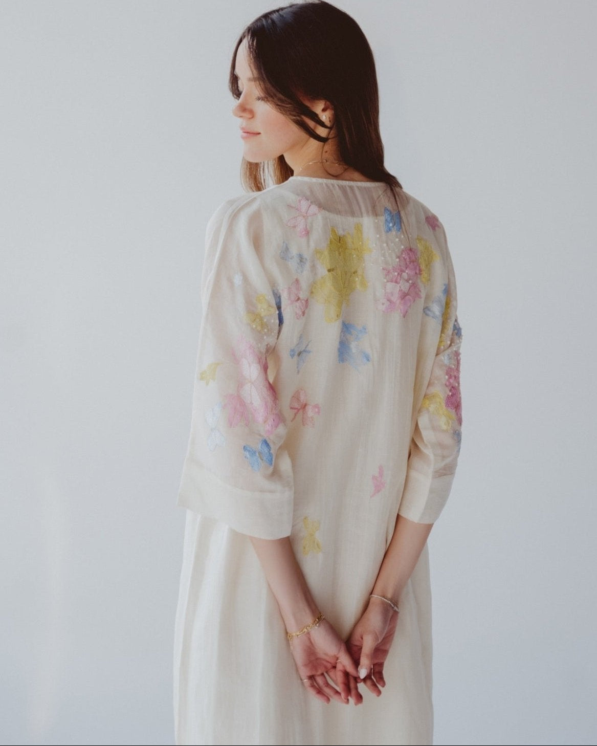 BT6590 - W JALABIAH - THE DRESSING ROOM - MIRA Y MANO