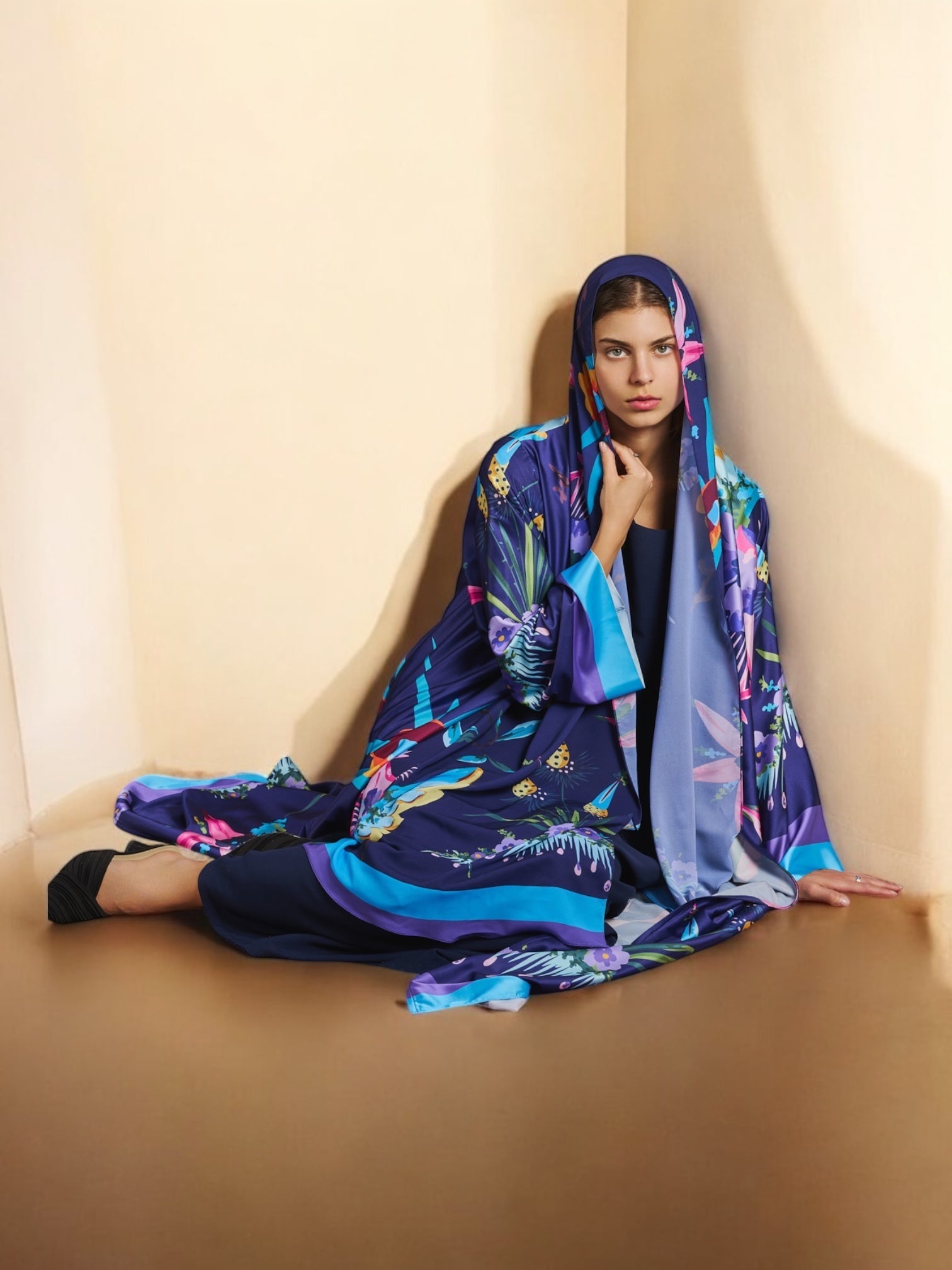 RAMADAN25LOOKA15 ABAYA - THE ORPHIC - MIRA Y MANO