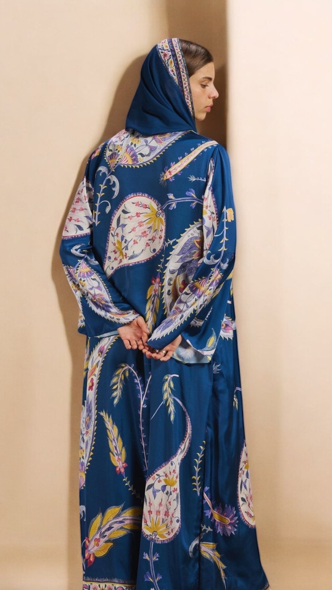 RAMADAN25LOOKA16 ABAYA - THE ORPHIC - MIRA Y MANO