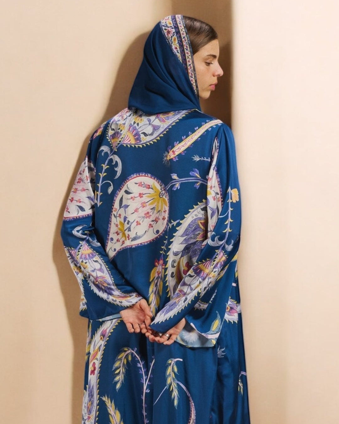 RAMADAN25LOOKA16 ABAYA - THE ORPHIC - MIRA Y MANO