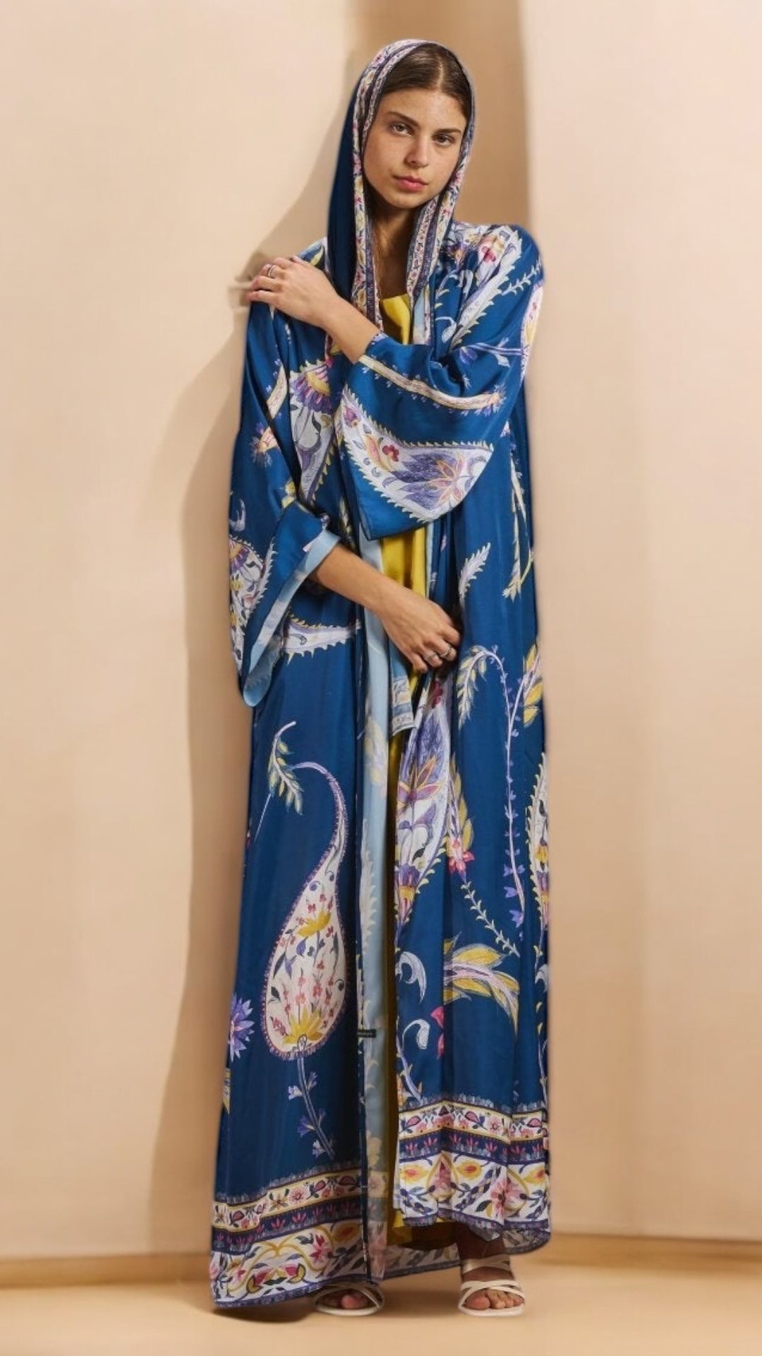 RAMADAN25LOOKA16 ABAYA - THE ORPHIC - MIRA Y MANO