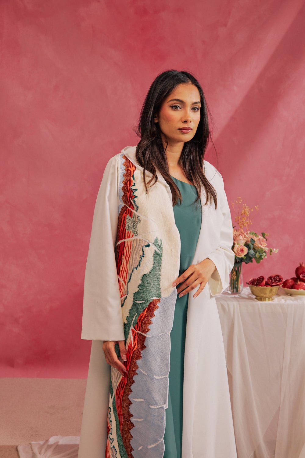 RAMADAN26LOOK01 ABAYA - THE ORPHIC - MIRA Y MANO