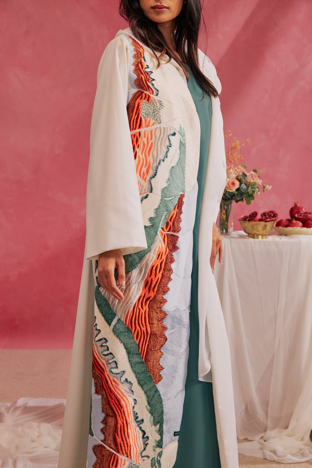 RAMADAN26LOOK01 ABAYA - THE ORPHIC - MIRA Y MANO