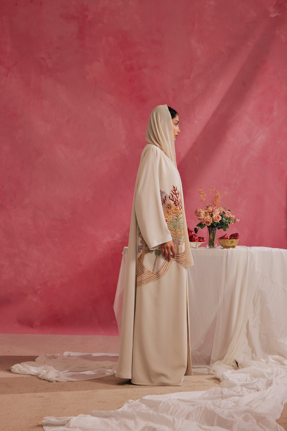 RAMADAN26LOOK02 ABAYA - THE ORPHIC - MIRA Y MANO