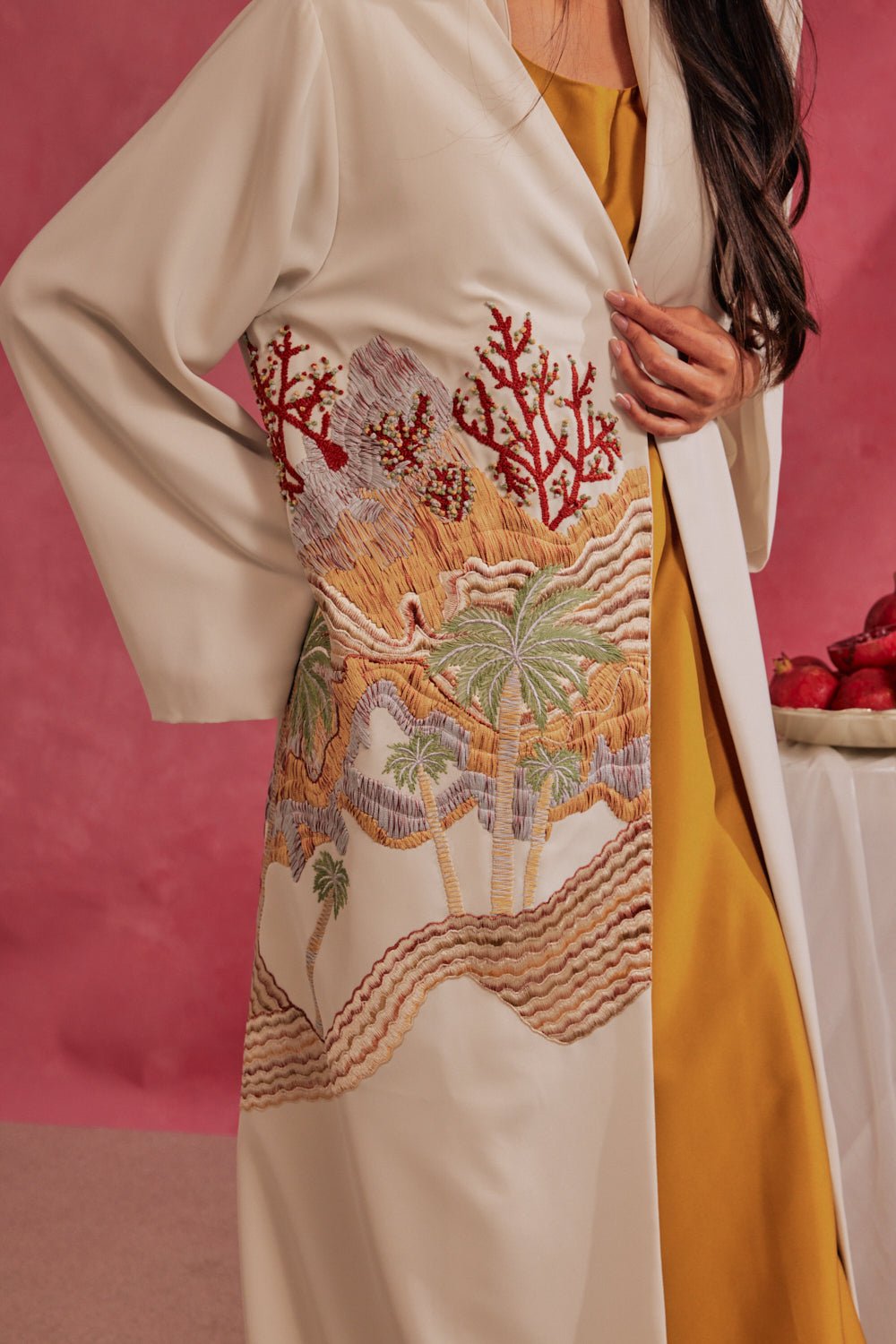 RAMADAN26LOOK02 ABAYA - THE ORPHIC - MIRA Y MANO