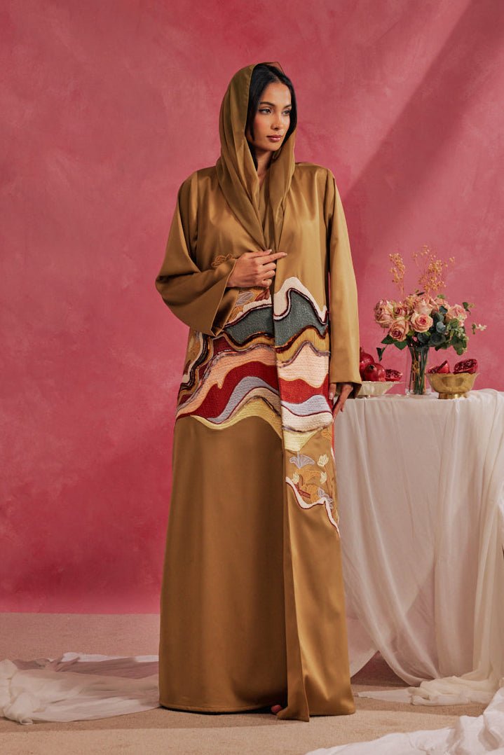 RAMADAN26LOOK03 ABAYA - THE ORPHIC - MIRA Y MANO