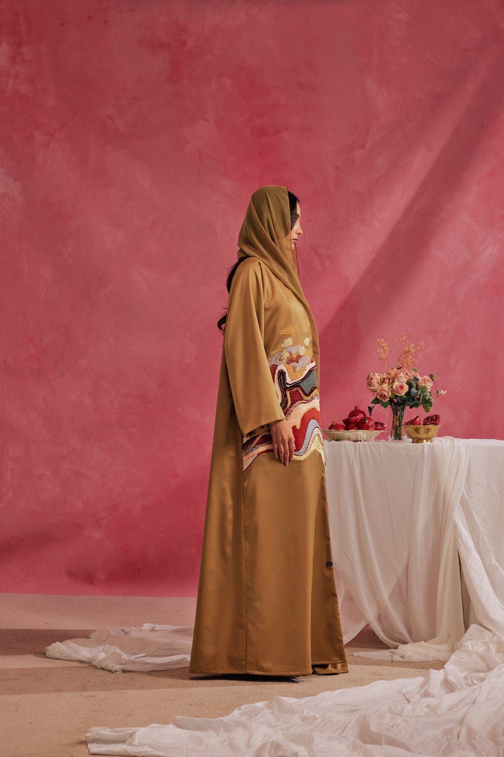 RAMADAN26LOOK03 ABAYA - THE ORPHIC - MIRA Y MANO