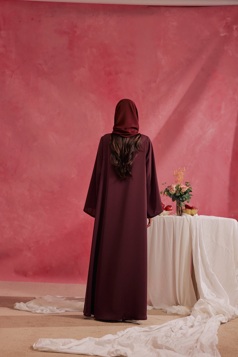 RAMADAN26LOOK04 ABAYA - THE ORPHIC - MIRA Y MANO