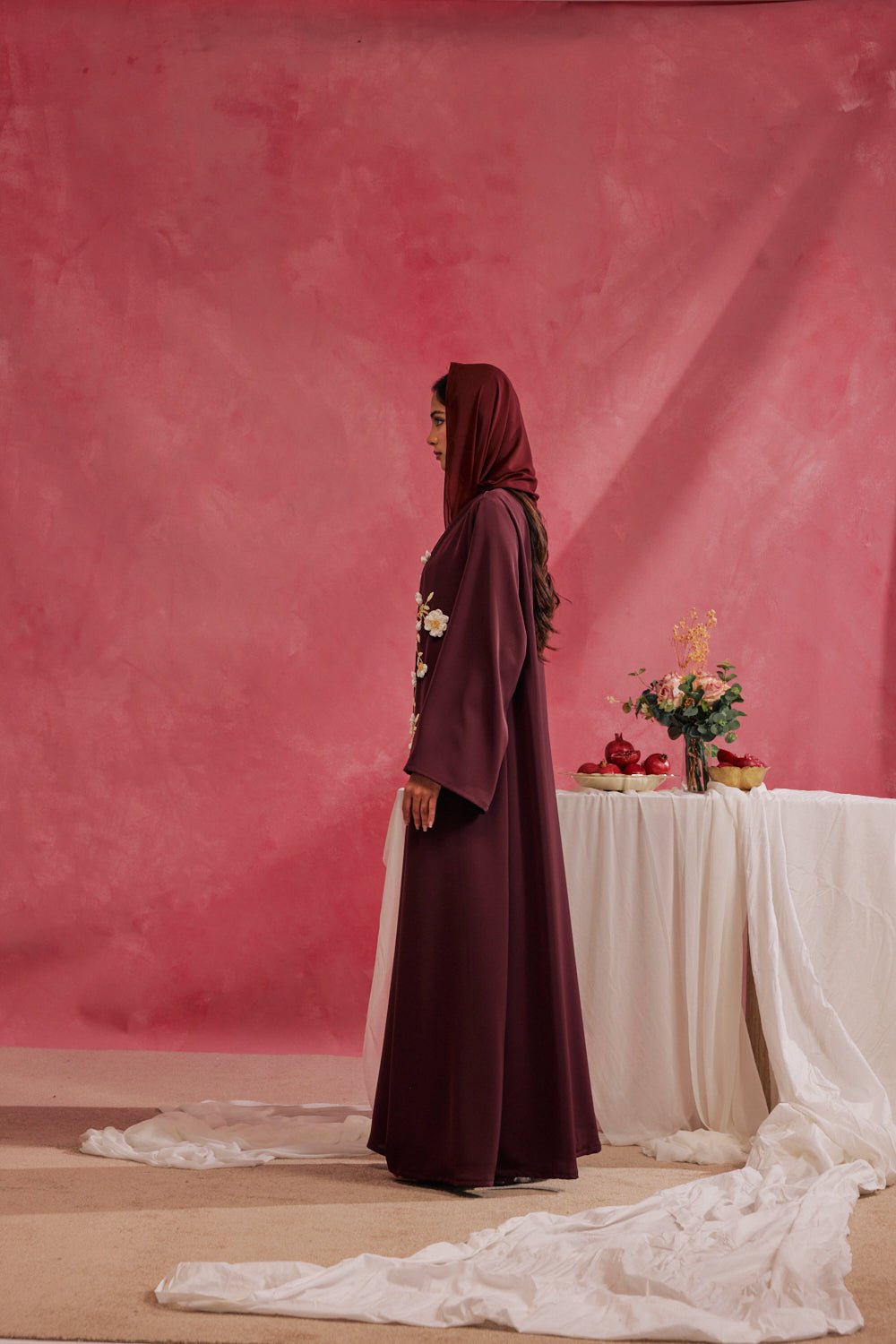 RAMADAN26LOOK04 ABAYA - THE ORPHIC - MIRA Y MANO