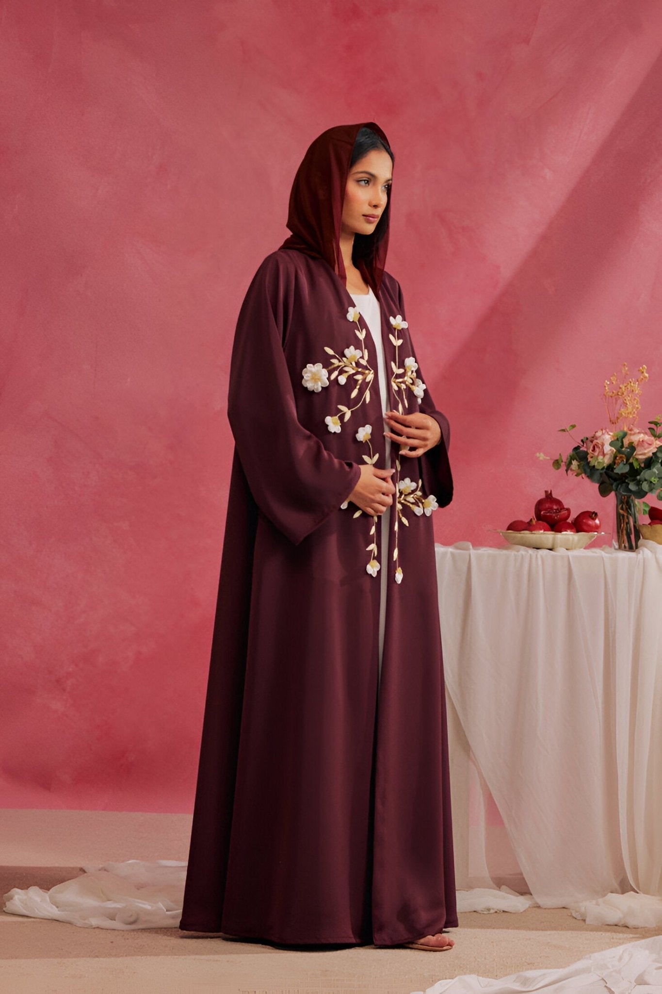 RAMADAN26LOOK04 ABAYA - THE ORPHIC - MIRA Y MANO