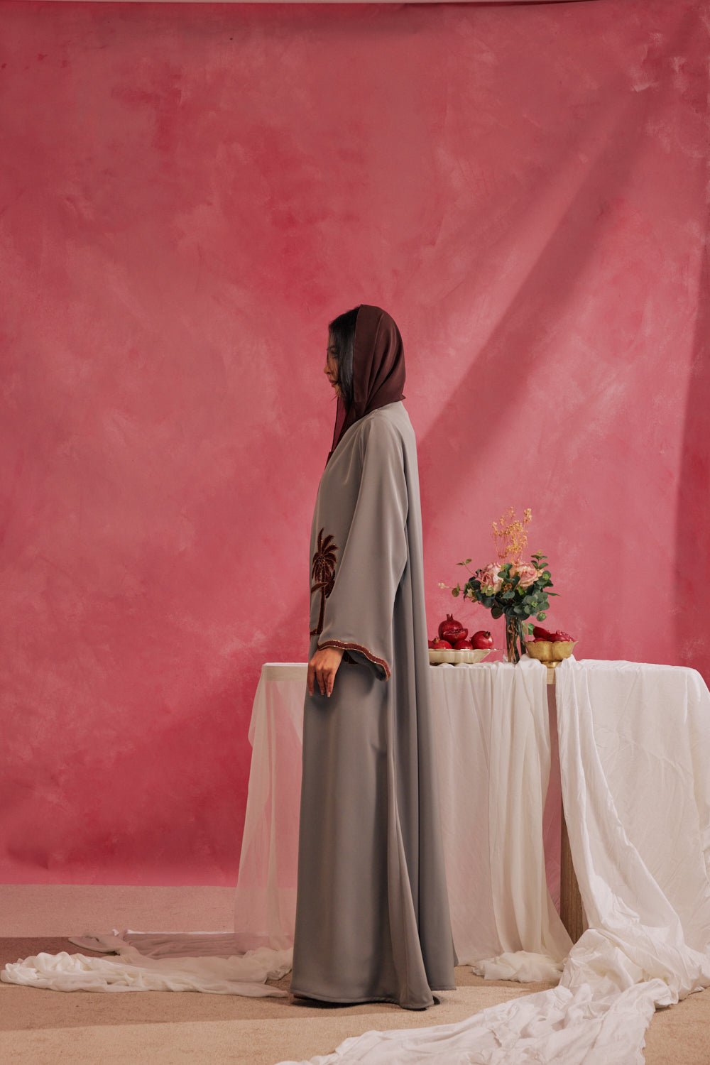 RAMADAN26LOOK05 ABAYA - THE ORPHIC - MIRA Y MANO