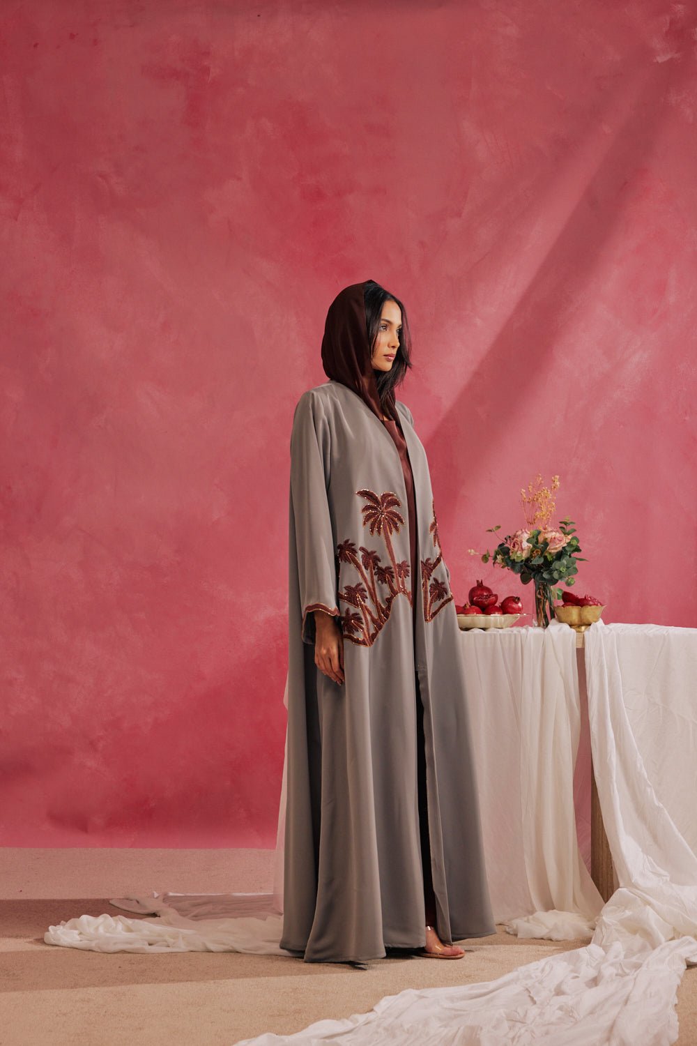 RAMADAN26LOOK05 ABAYA - THE ORPHIC - MIRA Y MANO