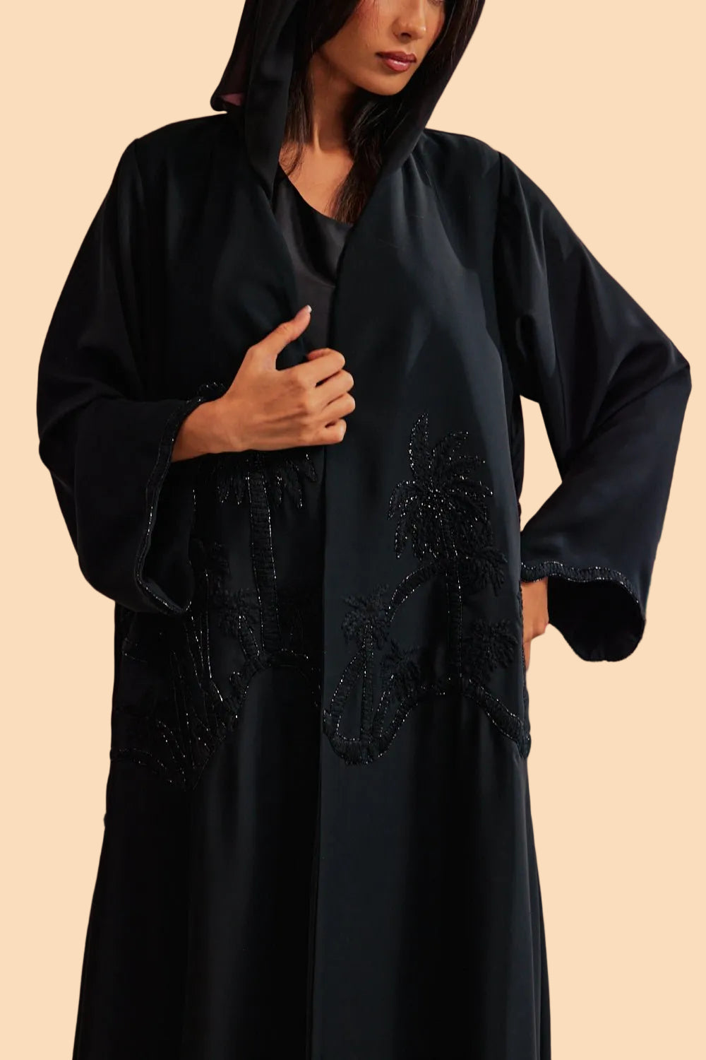 RAMADAN26LOOK06 ABAYA - THE ORPHIC - MIRA Y MANO