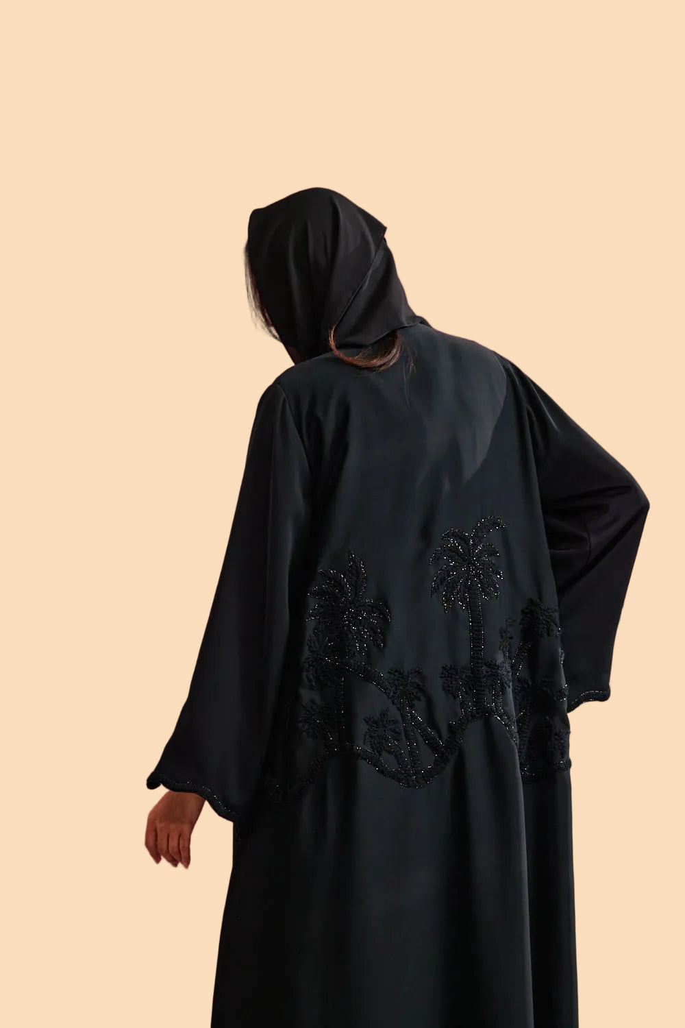 RAMADAN26LOOK06 ABAYA - THE ORPHIC - MIRA Y MANO