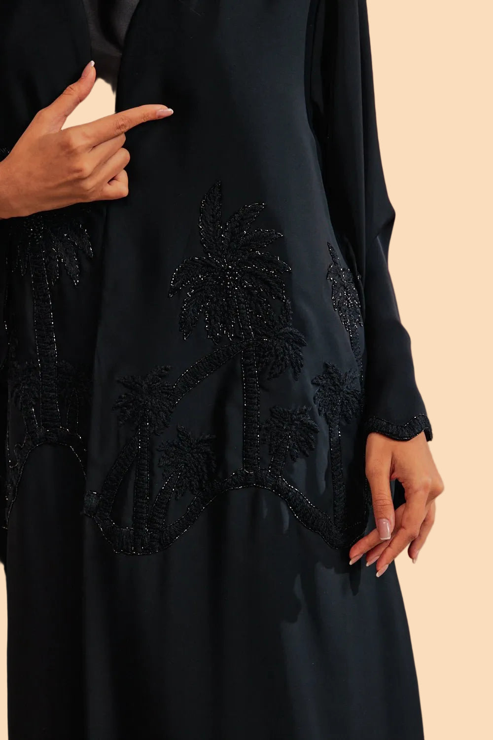 RAMADAN26LOOK06 ABAYA - THE ORPHIC - MIRA Y MANO