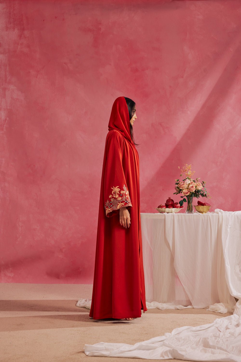 RAMADAN26LOOK07 ABAYA - THE ORPHIC - MIRA Y MANO