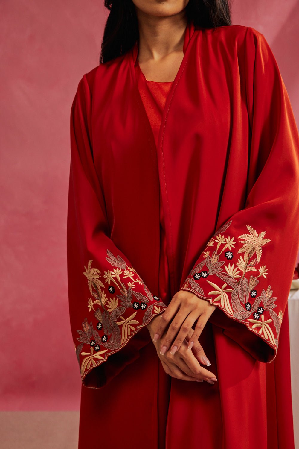 RAMADAN26LOOK07 ABAYA - THE ORPHIC - MIRA Y MANO