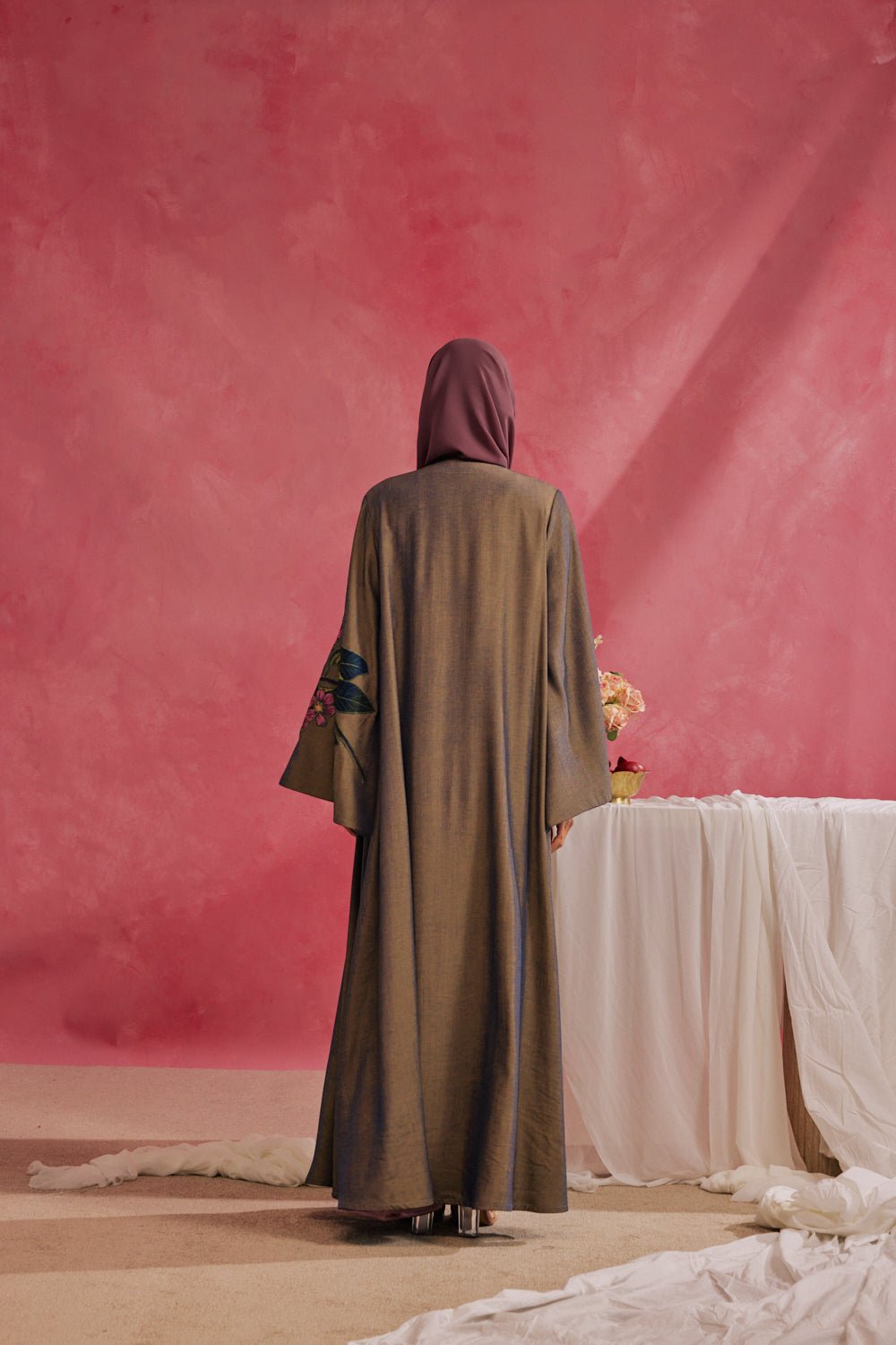 RAMADAN26LOOK09 ABAYA - THE ORPHIC - MIRA Y MANO