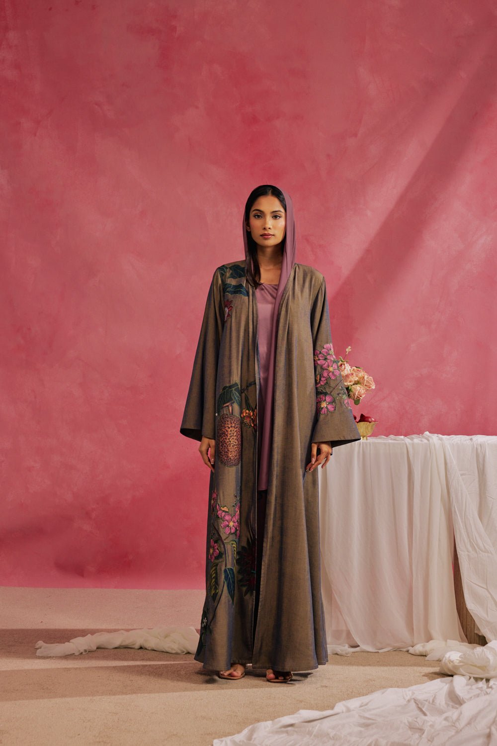 RAMADAN26LOOK09 ABAYA - THE ORPHIC - MIRA Y MANO