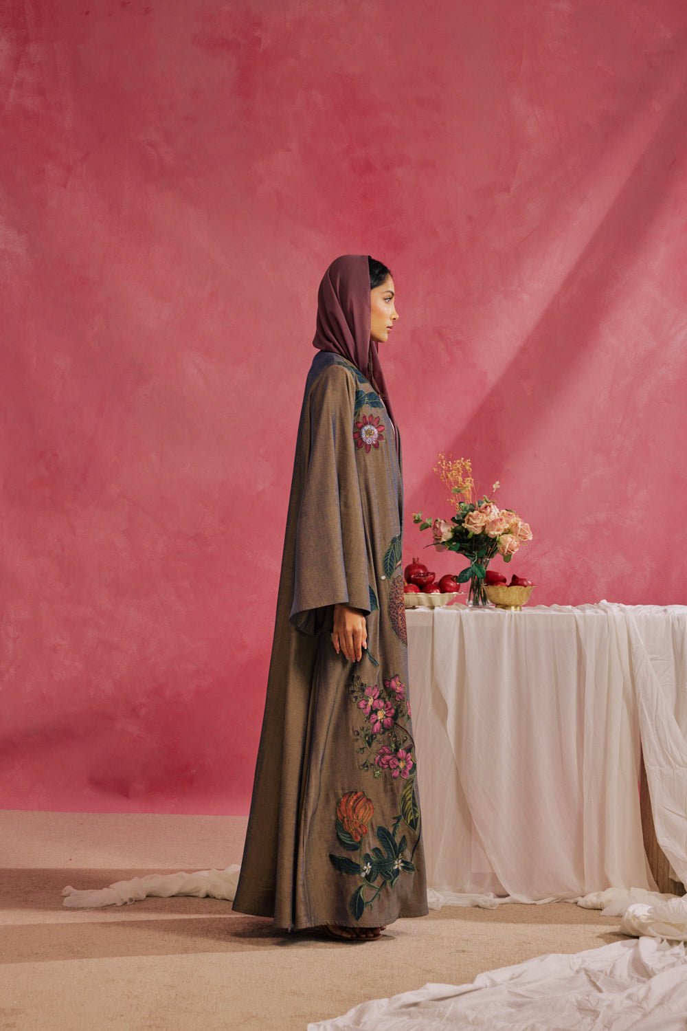 RAMADAN26LOOK09 ABAYA - THE ORPHIC - MIRA Y MANO