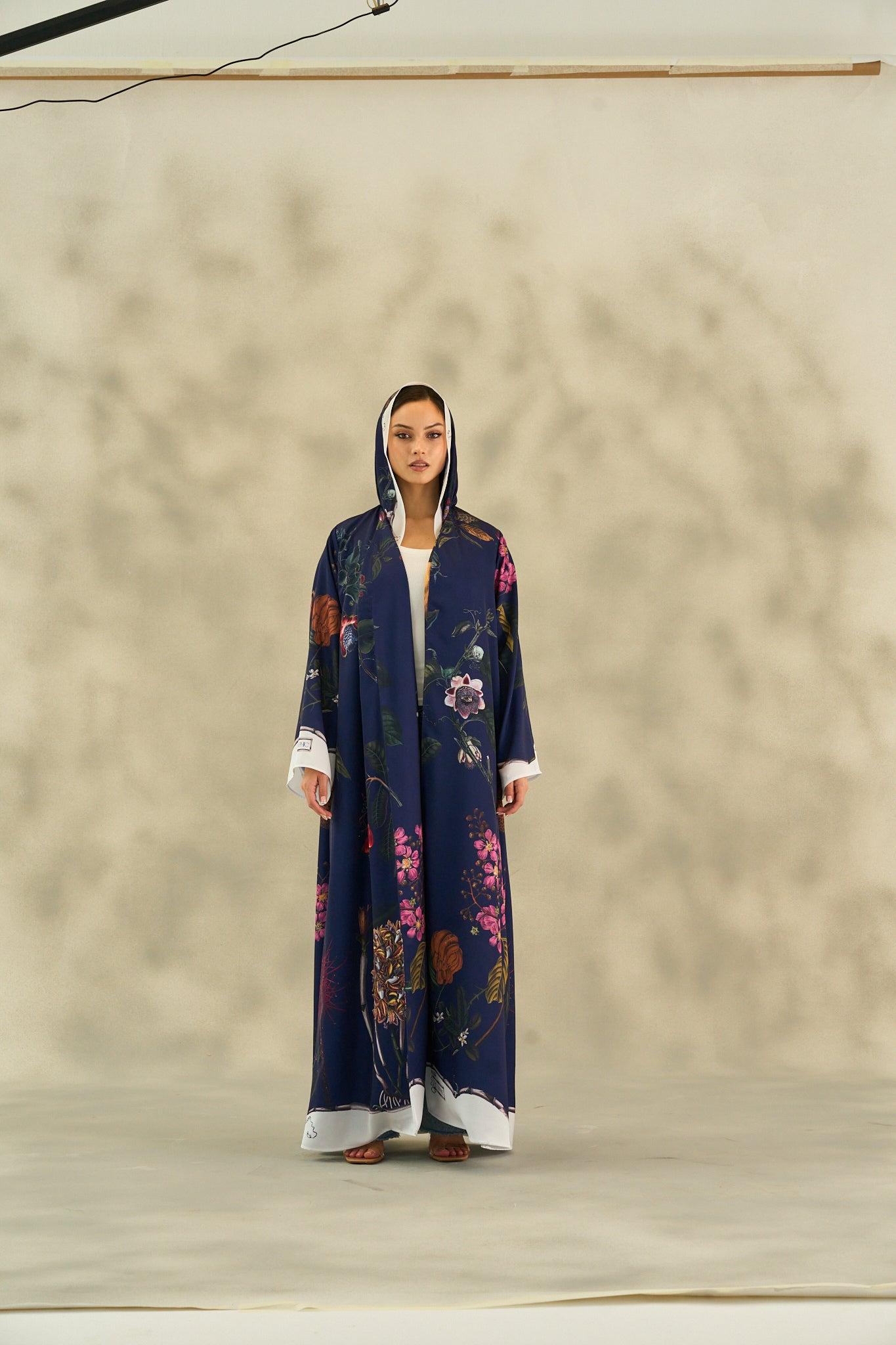 WINTER25LOOKA02 ABAYA - THE ORPHIC - MIRA Y MANO